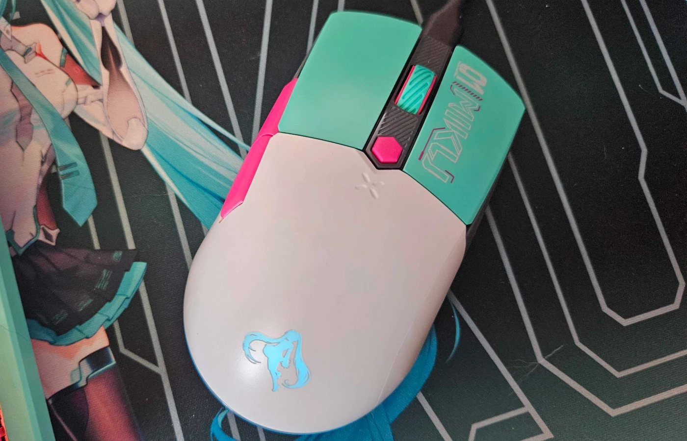 TUF Gaming Mini Wireless Mouse and P1 Mouse Pad Hatsune Miku Edition 