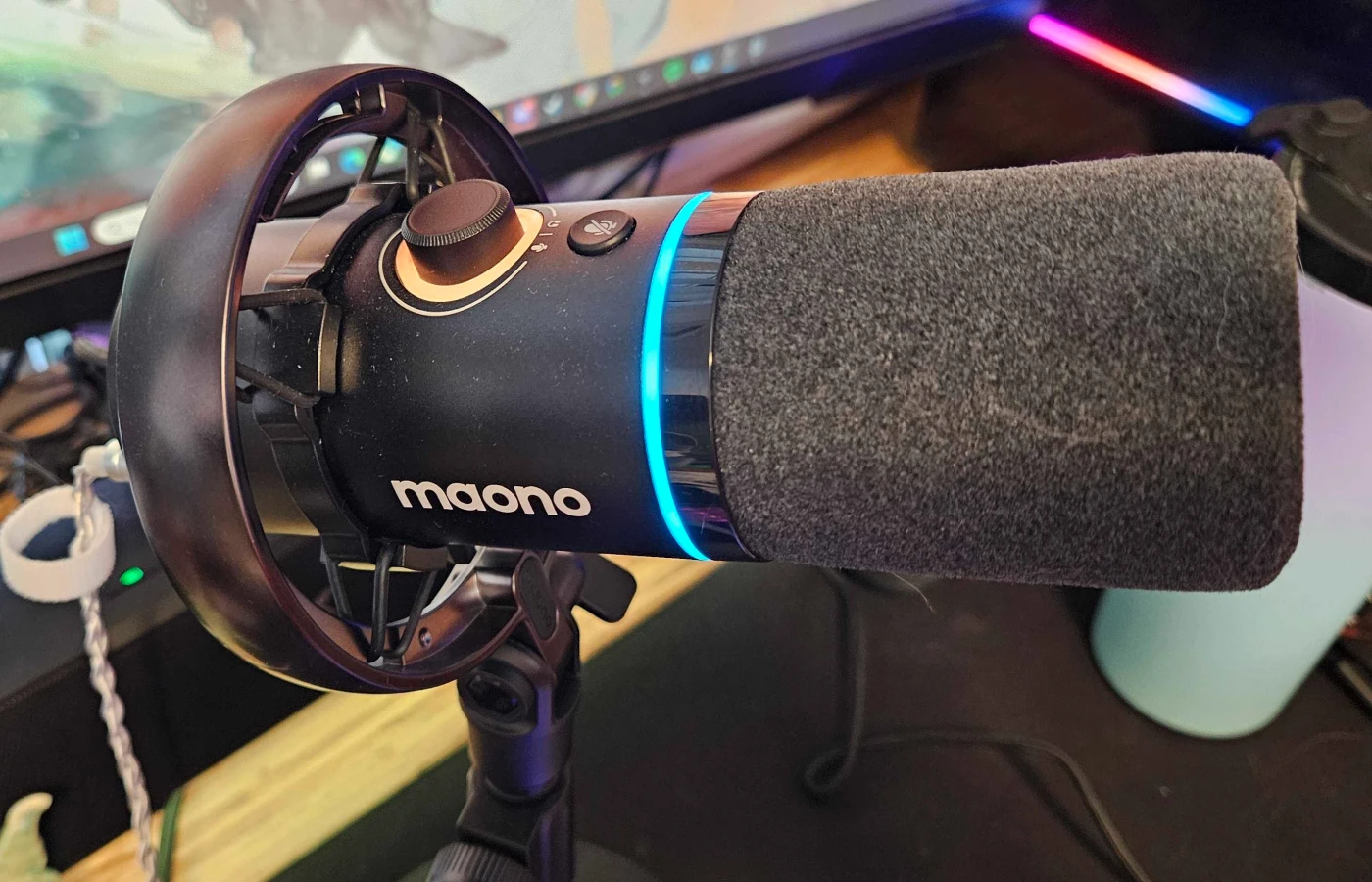 Maono PD200W Side View